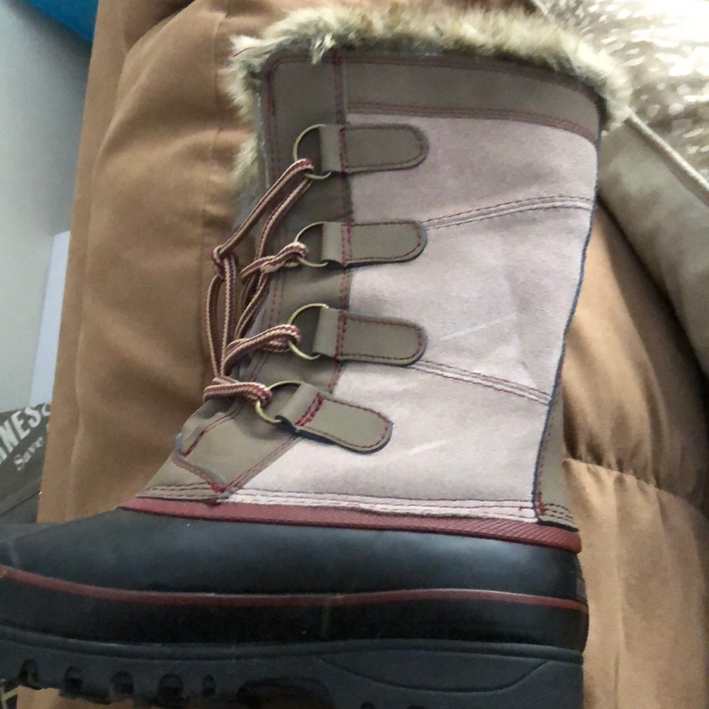 Snow boots